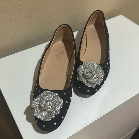 Rouge! Rhinestone Flower Studded Flats - Black Suede size 8.5 - Picture 2 of 7